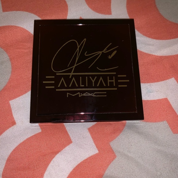Aaliyah MAC Collection 💄 - Picture 3 of 8